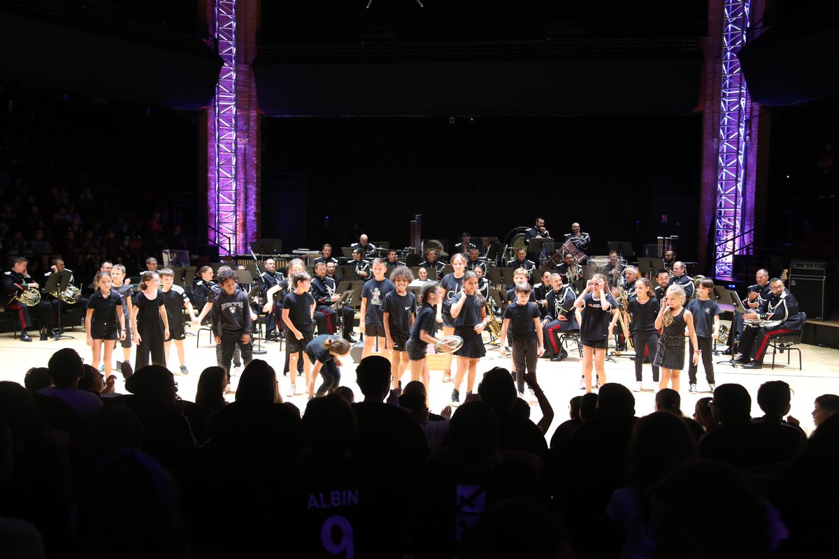 🎷🥁 Ce sont plus de 1000 élèves qui ont assisté hier au concert de la <a href="/musiquePara/">Musique des Parachutistes</a> avec la participation de l’ancien rugbyman international <a href="/OmaHasan/">Omar Hasan</a> devenu chanteur lyrique
👏 Une belle récompense pour les élèves dans le cadre du projet pédagogique « 7 semaines en ovalie » 🏉