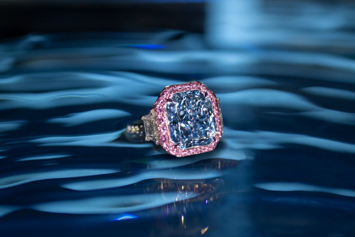 koichi51inoue's tweet photo. 💍THE INFINITE BLUE
11.28ct Fancy Vivid Blueダイヤモンド リング
リンク先に動画ありますが、すごく濃いブルー。1カラット単価が数億円なのはうなづけます。

見積金額　
208,000,000 - 288,000,000 HKD
（≒39.6 - 54.8億円）
＊1ctあたり 3.5 - 4.8億円

▼Sotheby's 
https://t.co/s7hSomwKYk https://t.co/qXMcnp3A2z