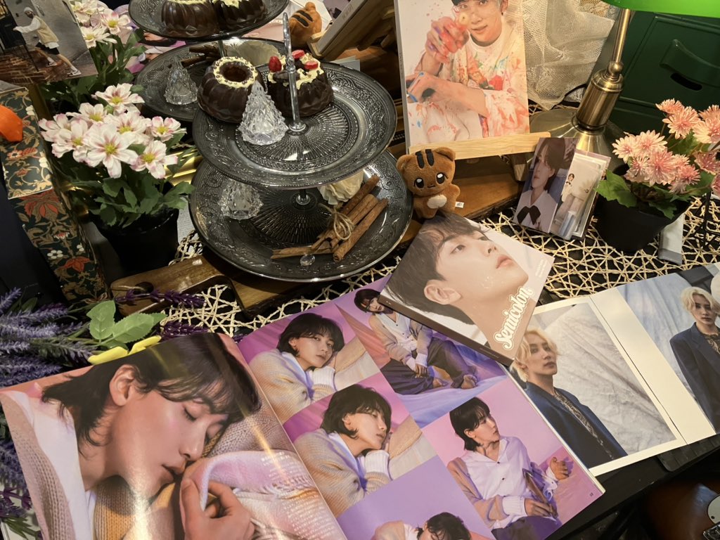 #윤씨네마_천사지기_윤정한
#캐러뜰_나랑_영화_보자여

여기. 진짜. 계단에 붙어있던 포스터들이……
하나 떼가고싶었는데 참았숨니다.
아이스티가 맛있더라구여👍