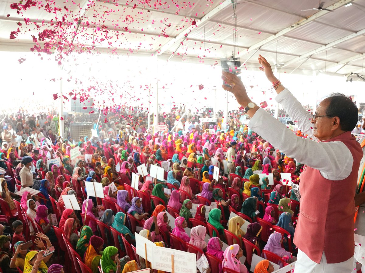 #शिवराज_की_बहनें 

शिवराज की लाड़ली बहनों  
आ रही

फिर अनेकों खुशियाँ लायेगा आज का दिन…
आज जब शिवराज जी द्वारा बहनों को फिर लाड़ली बहना की 1250 की अगली क़िस्त खाते में भेजी जाएगी तो बहनों के लिए यह स्वर्णिम अवसर होगा। यह उनका सम्मान है। @chouhanshivraj जी #शिवराज_की_बहनें