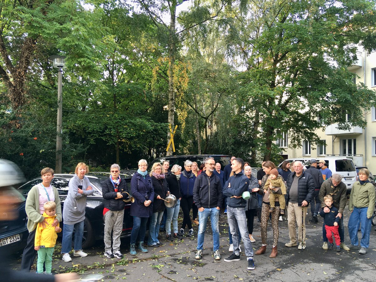 GruenerKiezPank's tweet photo. Anwohner protestieren gegen das Auftstellen der Bauzäune und die Fällungen der 66 Bäume!!! Helft mit!!!
#GrünerKiezPankowbleibt https://t.co/aX6sM7vinW