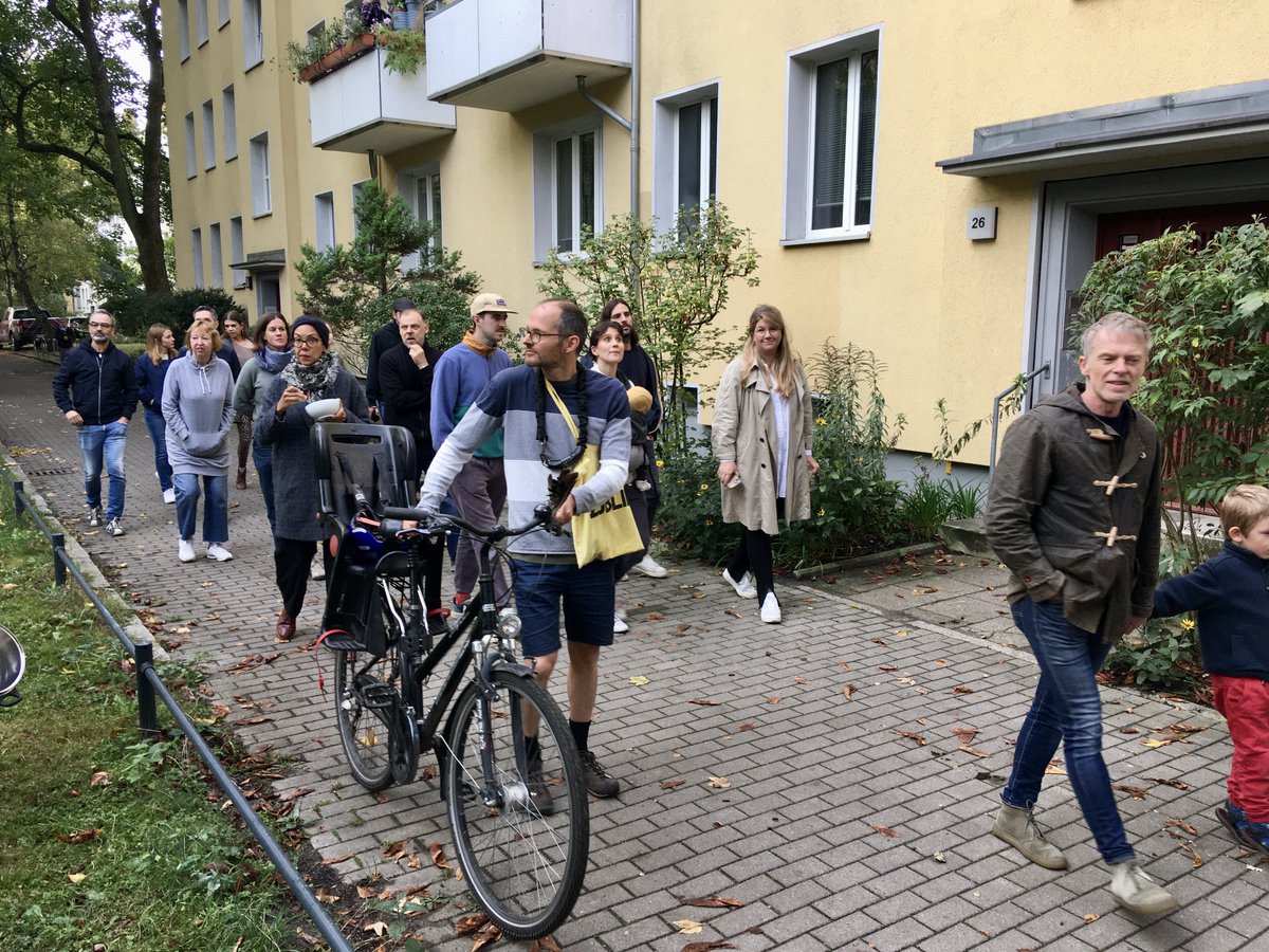 GruenerKiezPank's tweet photo. Anwohner protestieren gegen das Auftstellen der Bauzäune und die Fällungen der 66 Bäume!!! Helft mit!!!
#GrünerKiezPankowbleibt https://t.co/aX6sM7vinW