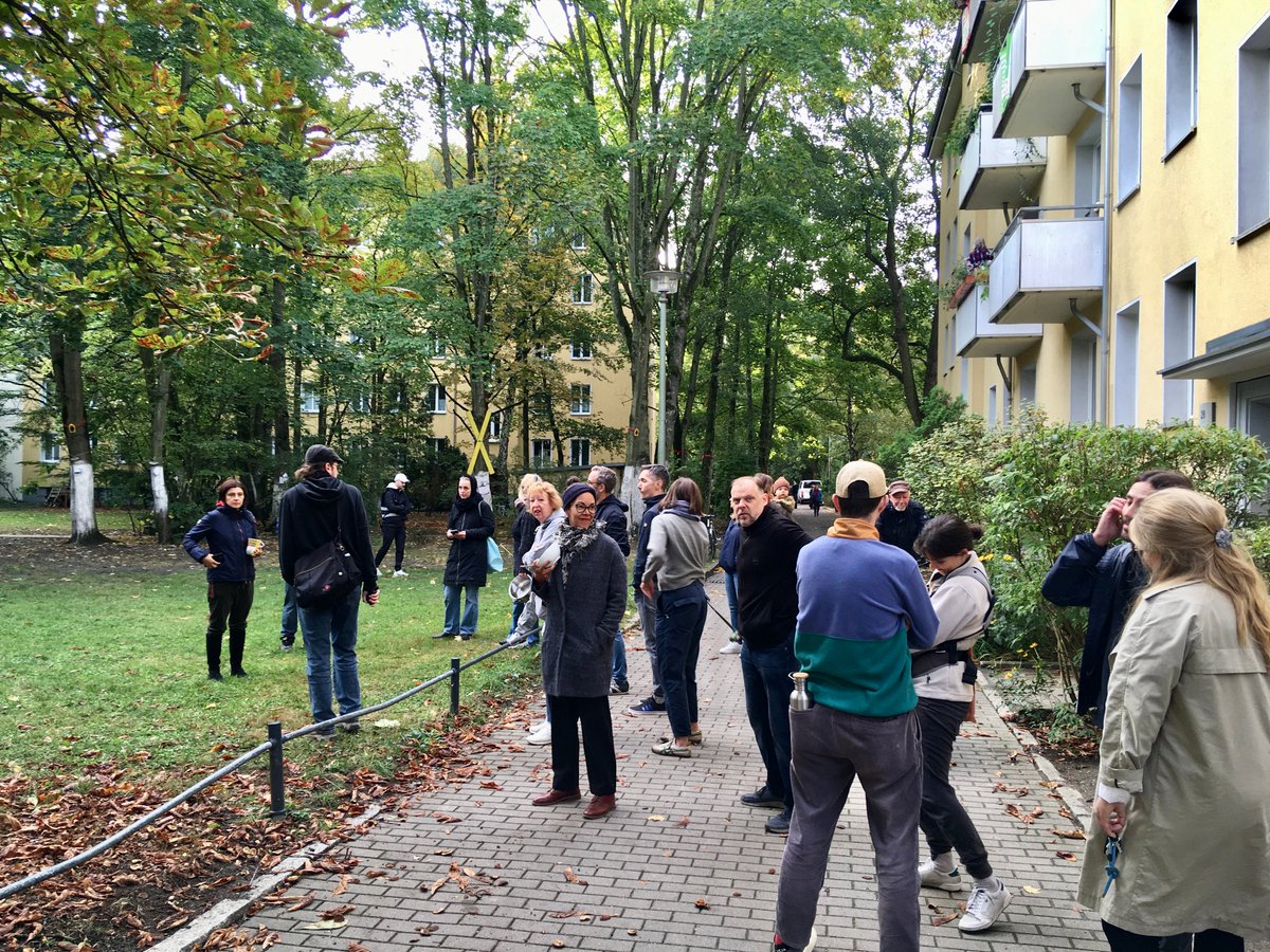 Anwohner protestieren gegen das Auftstellen der Bauzäune und die Fällungen der 66 Bäume!!! Helft mit!!!
#GrünerKiezPankowbleibt