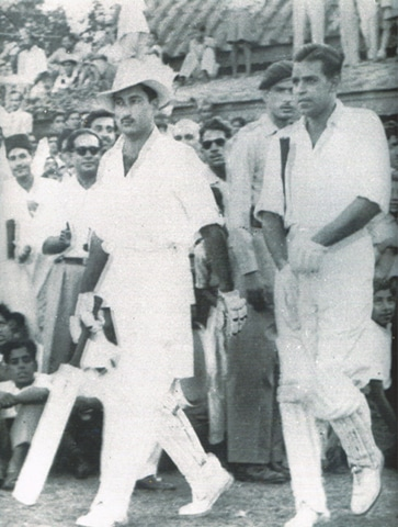 @Krishnan_GMG9 @RajaOmar1991 Here he is walking out to bat alongside Waqar Hasan (in hat) a few years later vs. NZ.