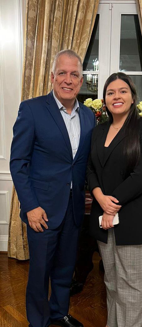 GermanBlancoA's tweet photo. (6) 🇺🇲 PASANTÍA USA Washington

Alegria encontrarme una paisana de TÁMESIS laborando en Embajada Colombia en USA

Natalia Cardona, profesional que se abre espacio en escenarios internacionales al lado del gran maestro Luis Gilberto Murillo Embajador @ColombiaEmbUSA

Mart 3 oct 👇 https://t.co/ZzYt44CNRp