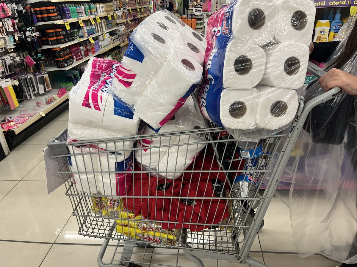 GruyoGonzalez's tweet photo. Para protestar con dignidad, también se necesita papel higienico. Otra ronda de productos que con mi estimadisima @fiaheisenberg estamos llevando.
Gracias a la ayuda de todos sus depósitos. cuenta BI Monetaria 0160108684
#FueraGolpistas 
#RenunciaConsuelo 
#RenunciaCurruchiche https://t.co/kcYdzPVoR8