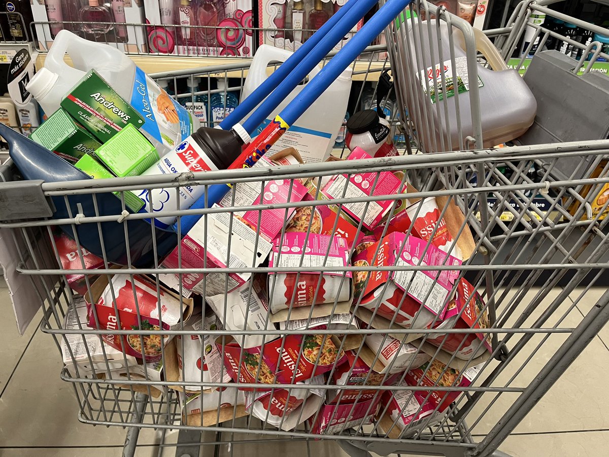 GruyoGonzalez's tweet photo. Para protestar con dignidad, también se necesita papel higienico. Otra ronda de productos que con mi estimadisima @fiaheisenberg estamos llevando.
Gracias a la ayuda de todos sus depósitos. cuenta BI Monetaria 0160108684
#FueraGolpistas 
#RenunciaConsuelo 
#RenunciaCurruchiche https://t.co/kcYdzPVoR8