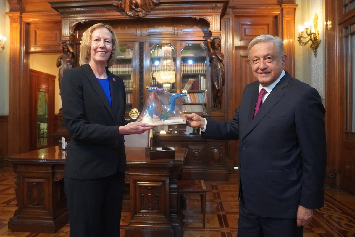 lopezobrador_'s tweet photo. Recibimos a Meg O'Neill, CEO de la empresa Woodside Energy que, asociada con Pemex, está desarrollando un campo petrolero en aguas profundas a 180 km al este de Matamoros, Tamaulipas, con una inversión de 11 mil 679 millones de dólares para producir, a partir de 2028, 110 mil barriles diarios de petróleo crudo y 90 millones de pies cúbicos de gas. Estamos en la transición energética, pero todavía será necesario por dos o tres décadas utilizar hidrocarburos de manera racional.