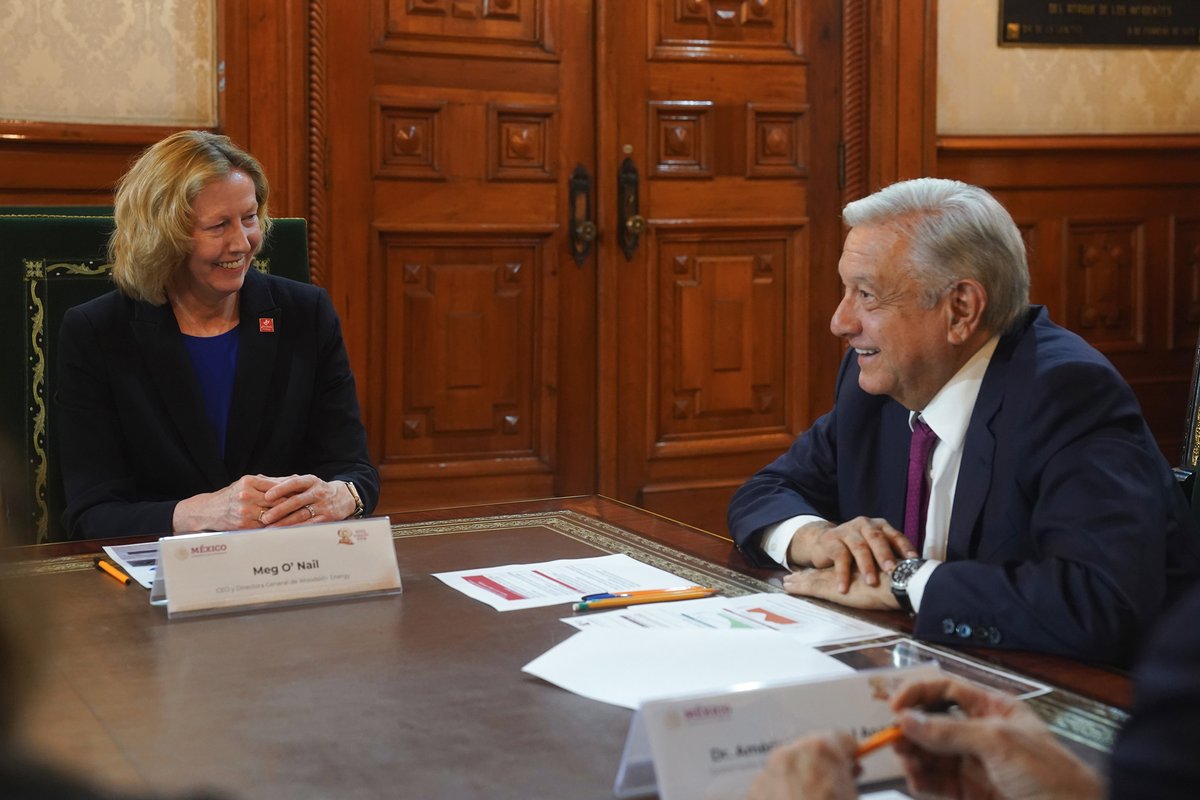 lopezobrador_'s tweet photo. Recibimos a Meg O'Neill, CEO de la empresa Woodside Energy que, asociada con Pemex, está desarrollando un campo petrolero en aguas profundas a 180 km al este de Matamoros, Tamaulipas, con una inversión de 11 mil 679 millones de dólares para producir, a partir de 2028, 110 mil barriles diarios de petróleo crudo y 90 millones de pies cúbicos de gas. Estamos en la transición energética, pero todavía será necesario por dos o tres décadas utilizar hidrocarburos de manera racional.