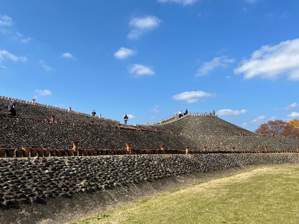 flower_journal's tweet photo. 「#古墳と植物の共生 その１」森のような仁徳天皇陵古墳、古代の��を伝える八幡塚古墳、四季の花咲く津堂城山古墳
https://t.co/Y7tsr2y0Ss
#古墳 #墳友 #郡麻江 #仁徳天皇陵古墳 #八幡塚古墳 #津堂城山古墳 https://t.co/GTBg0YBebl