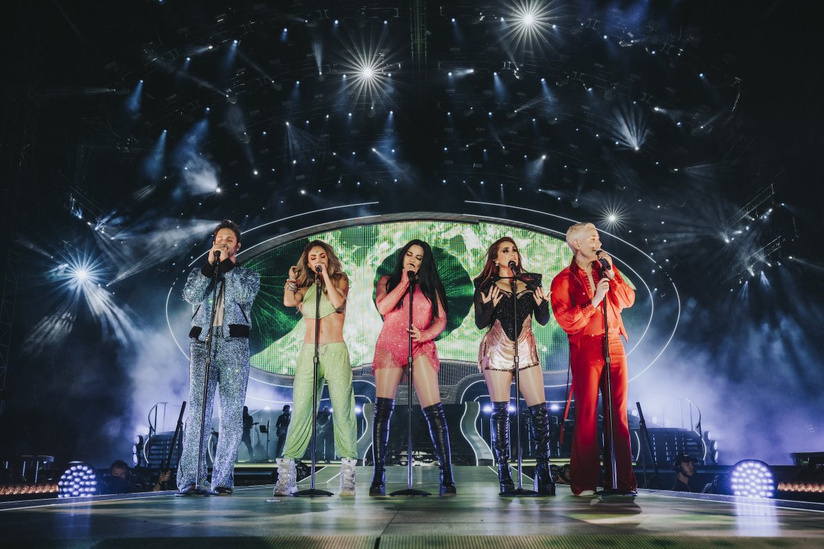 RBDFotosHQ's tweet photo. 🎉 FELIZ DIA MUNDIAL DO RBD!! 🎉

Este ano essa data é mais especial do que nunca! Estamos no meio de uma tour de reencontro, tivemos música nova e a melhor produção e show da carreira! 

Quem poderia imaginar que estaríamos vivendo este sonho depois de 15 anos? VENCEMOS MUITO! https://t.co/rO4wF1C4qH