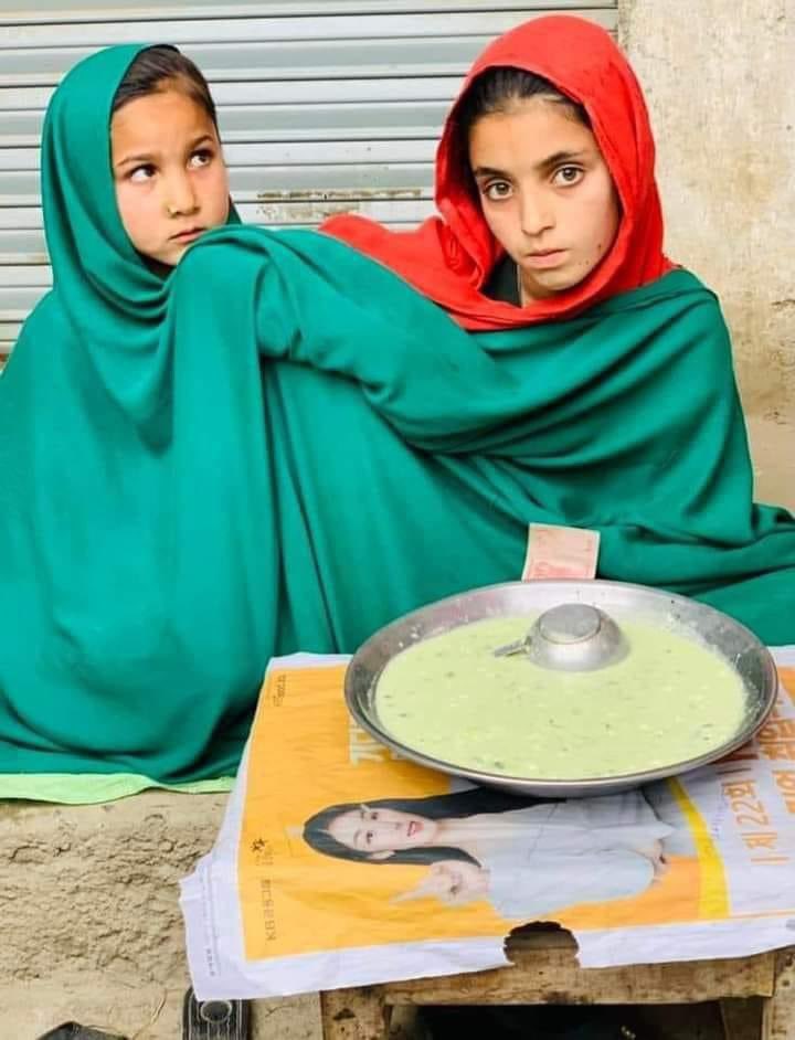 MAtif_'s tweet photo. بلا کی گرانی سے دو بہنوں کی لڑائی میں جیت گئی مہنگائی ۔
کون ان سے پودینے کی چٹنی خریدے گا؟ https://t.co/FTTSJyL17Q