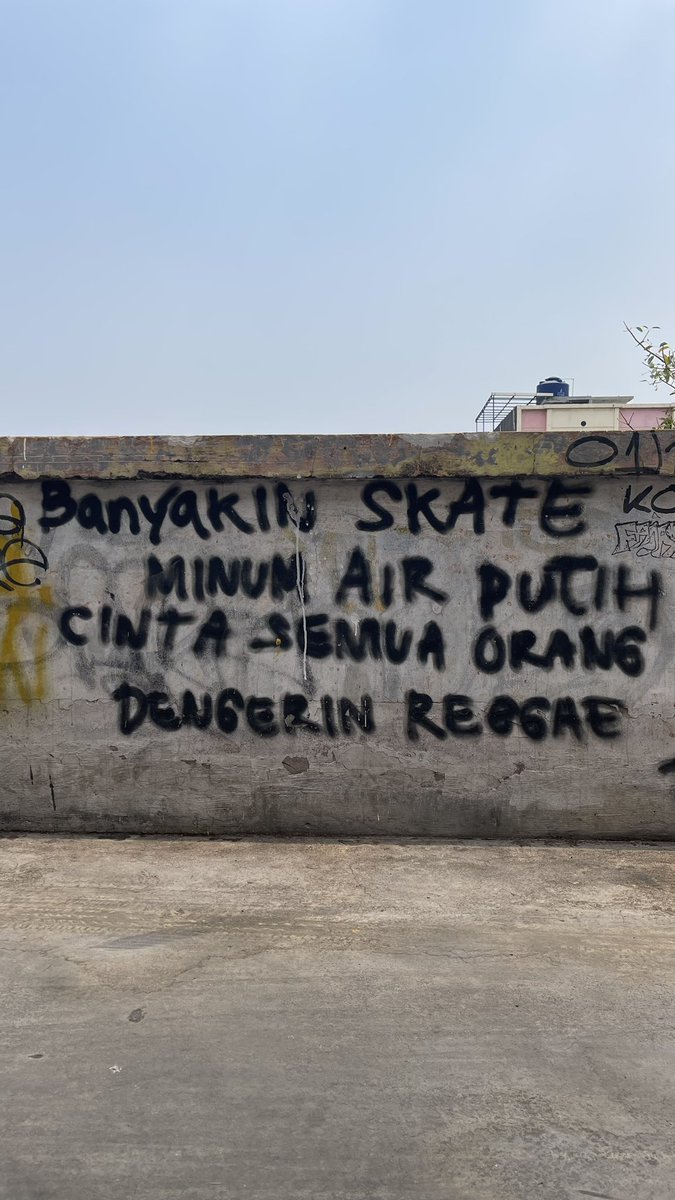 tuantigabelas's tweet photo. Pedoman hidup yg kutemukan di pasar kopro jakbar https://t.co/CzspKeXhc4