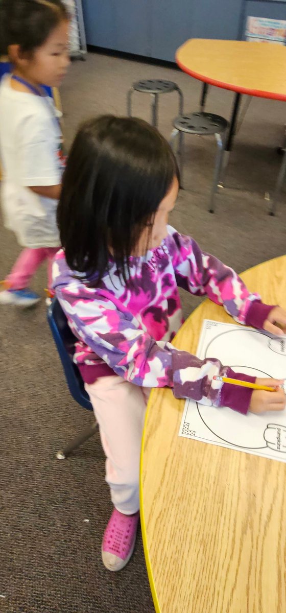 collegewood_el's tweet image. Mrs. Garcia&apos;s kinders using a graphic organizer to compare and contrast pumpkins 🎃 and apples 🍎. #developingmindsnurturinghearts