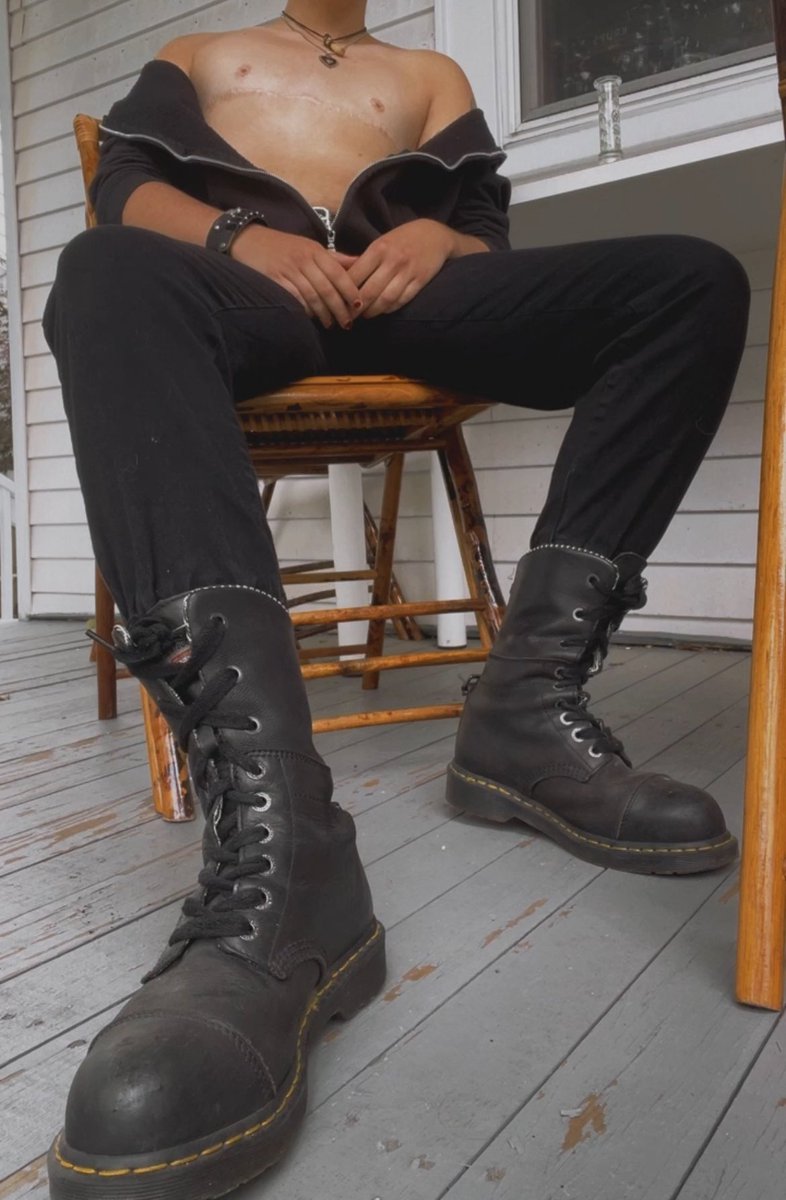 Kiss my boots and maybe you can sit on my lap as a treat
#butch #nsfw_twt #horny #queer #lesbian #transmasc