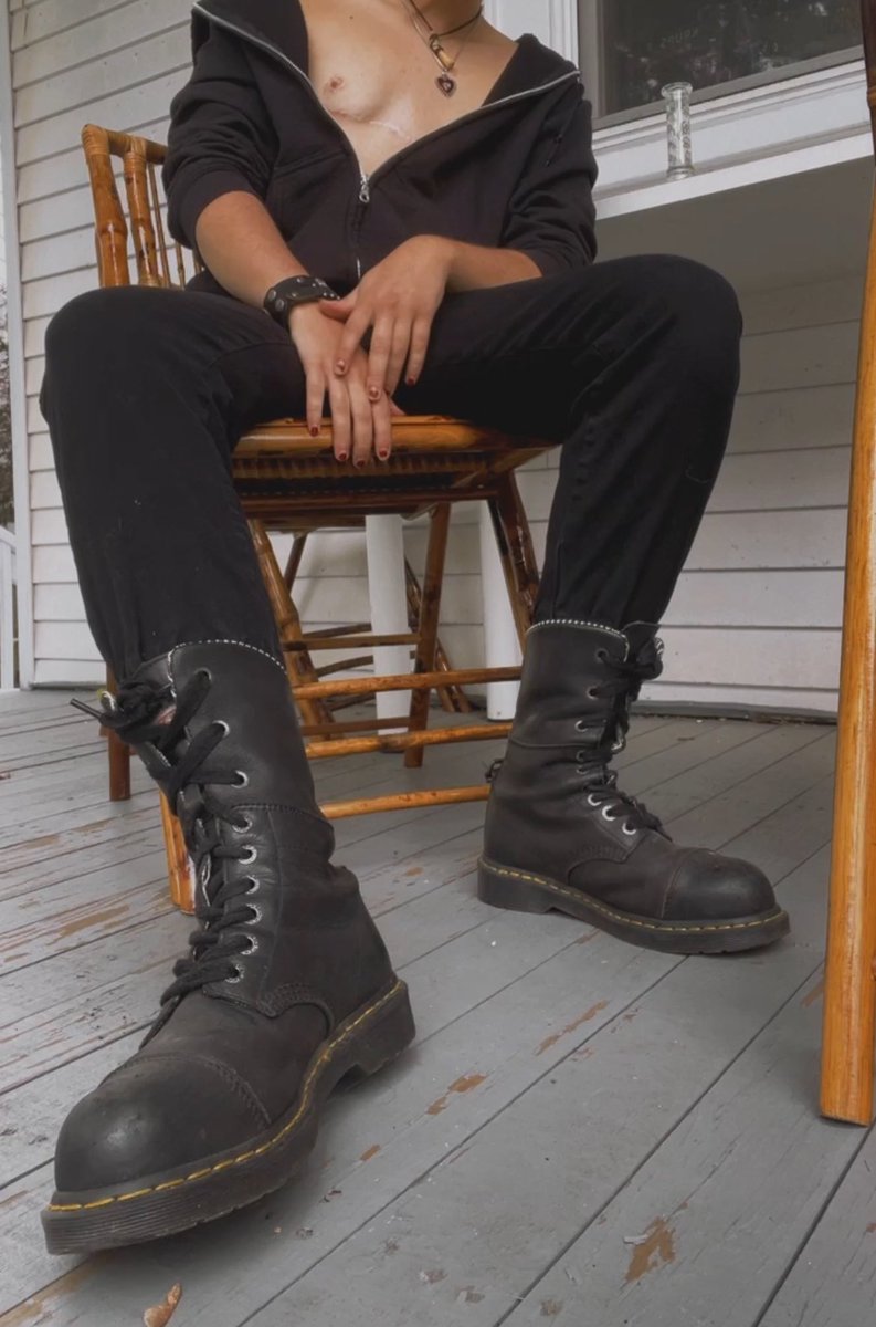 rottenwithfangs's tweet photo. Kiss my boots and maybe you can sit on my lap as a treat
#butch #nsfw_twt #horny #queer #lesbian #transmasc https://t.co/76h4EKizeI