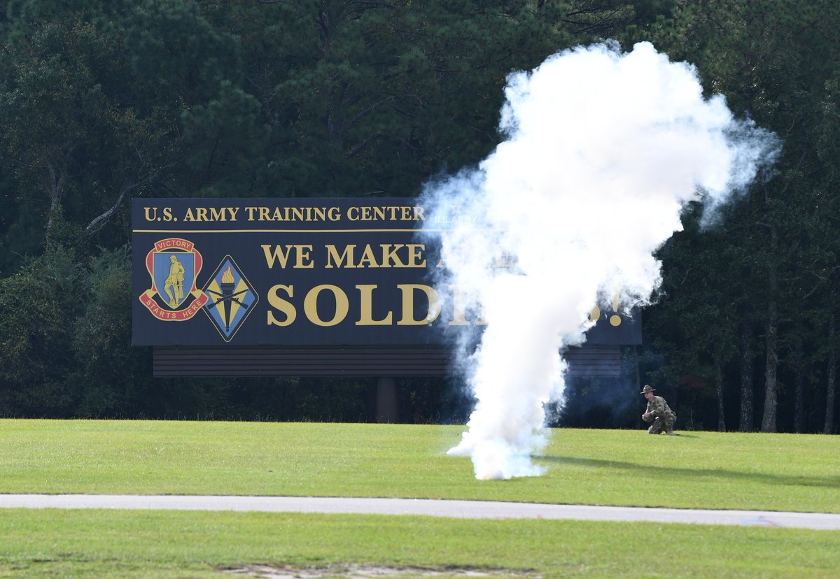 HirtheJess22046's tweet image. The 3rd Battalion, 34th Infantry Regiment Family day finally arrives as families race to embrace for the first time since the start of U.S. Army  #BasicCombatTraining.
#MeetYourArmy #KnowYourMil #MilitaryFamilies #Army2030 #HugDay #BeAllYouCanBe #VictoryStartsHere