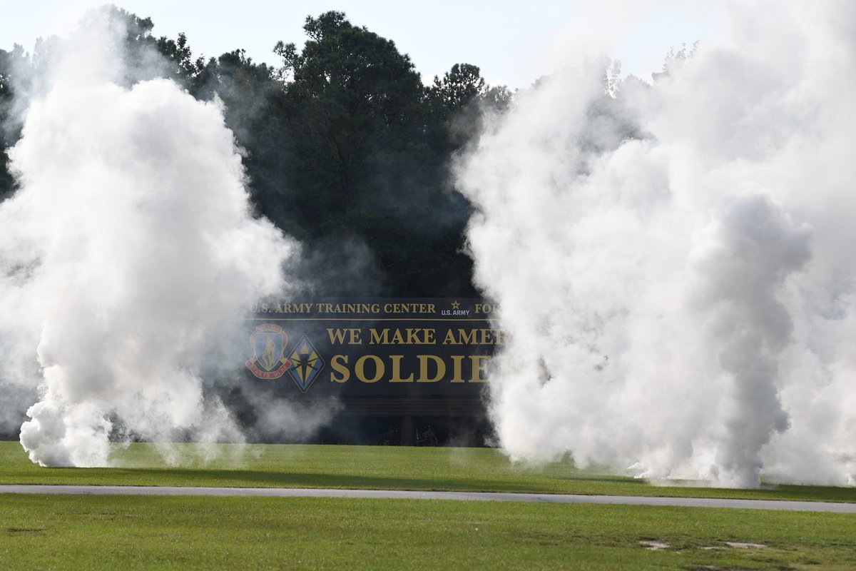 HirtheJess22046's tweet image. The 3rd Battalion, 34th Infantry Regiment Family day finally arrives as families race to embrace for the first time since the start of U.S. Army  #BasicCombatTraining.
#MeetYourArmy #KnowYourMil #MilitaryFamilies #Army2030 #HugDay #BeAllYouCanBe #VictoryStartsHere