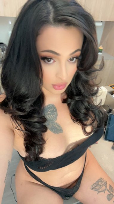 RT If you wish you had a girlfriend whose hot like me 🔥 https://t.co/CKkP69PyX2