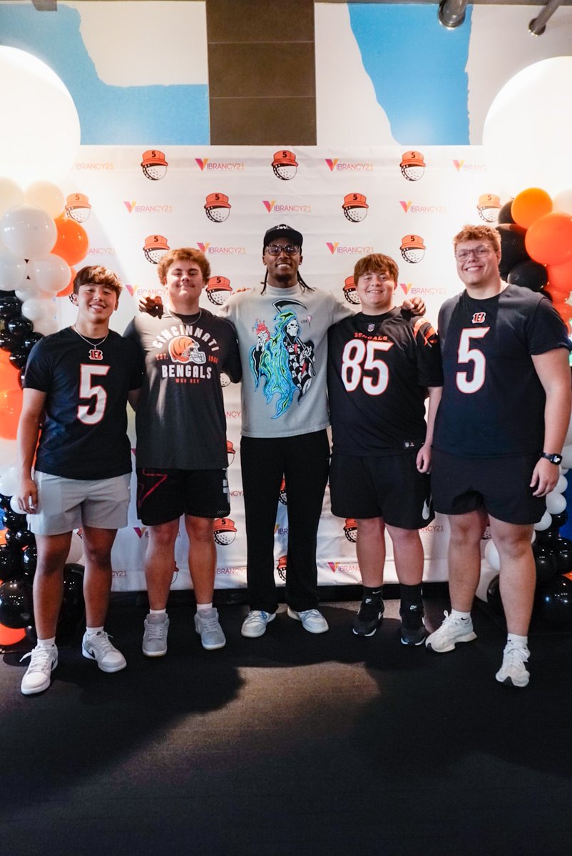 @EdgewoodFB @teehiggins5 @adizlady The humbleness Tee brings is amazing. Edgewood Cougars football Seniors at Tee Higgins 2023 Golf Charity Event. Tee made these boys night tonight. @Lukehalsey5 @brady_wagers @CoachClemmons @EdgewoodCougs @Bengals