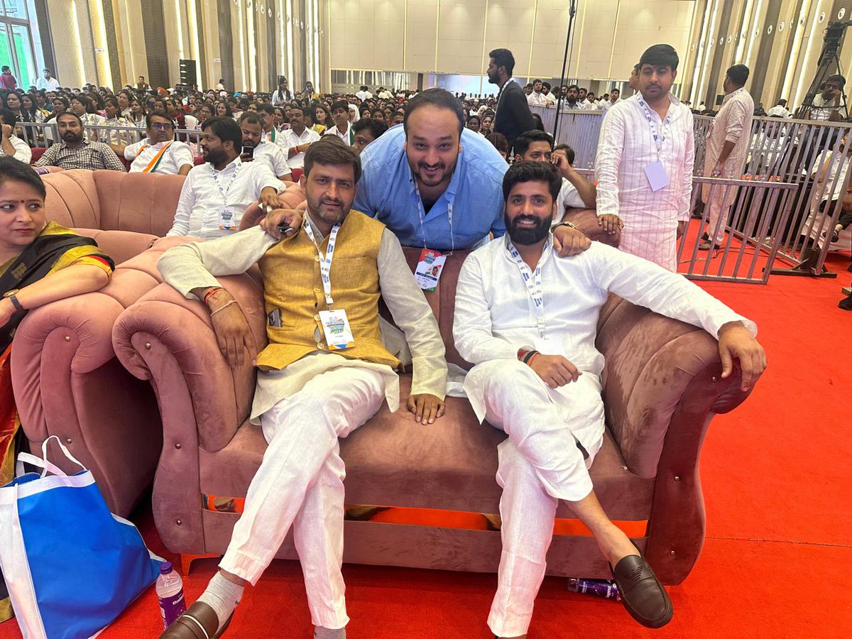 मुंबई युवा काँग्रेस के अध्यक्ष व विधायक भाई <a href="/zeeshan_iyc/">Md</a> जी को जन्मदिन की सहृदय बधाई। ईश्वर आपको सुखी, नैरोग्यवान व चिरायु जीवन प्रदान करें।