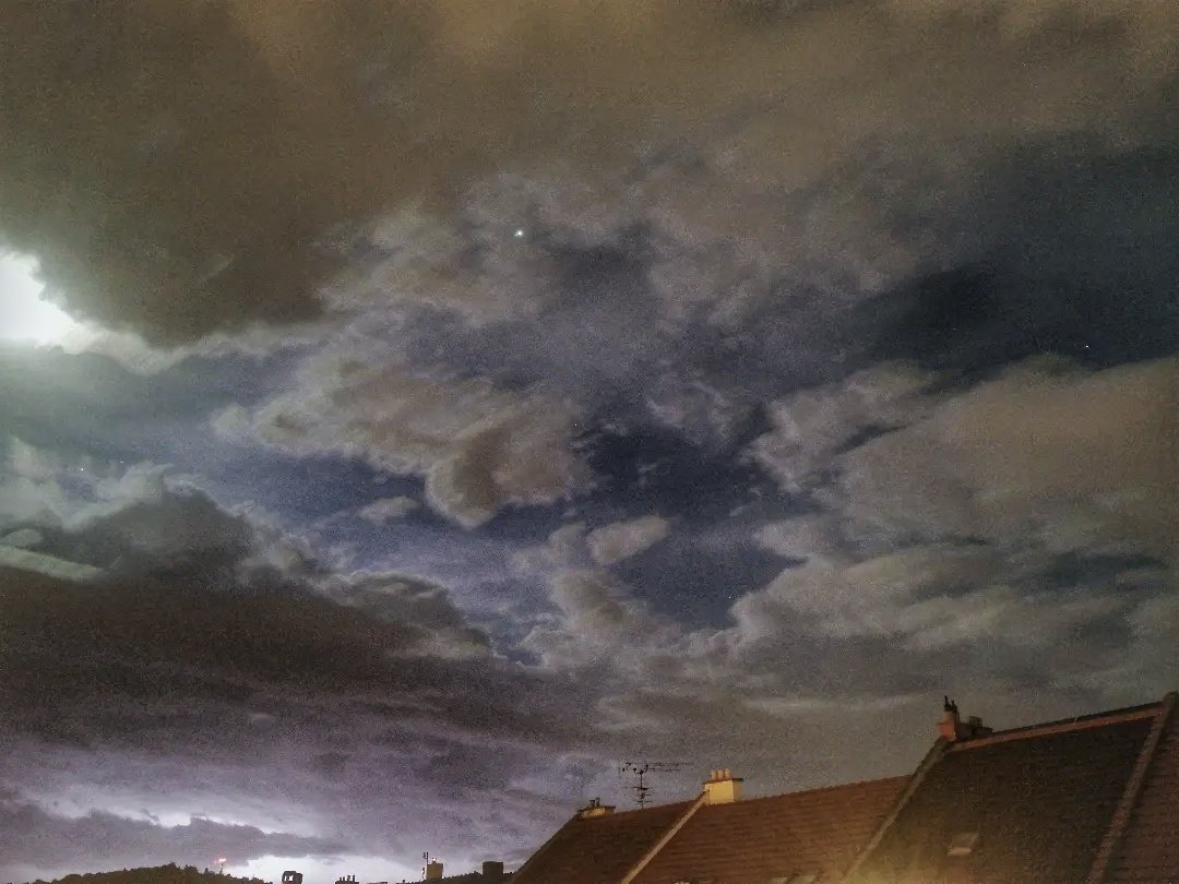 RenDad's tweet photo. @CHMUCHMI Půlnoční přechod slabší bouřky nad Brnem. Více větru, jak deště a vzdálené blýskání pod mraky s Měsícem 🌩 https://t.co/HLzJKJEpxK
