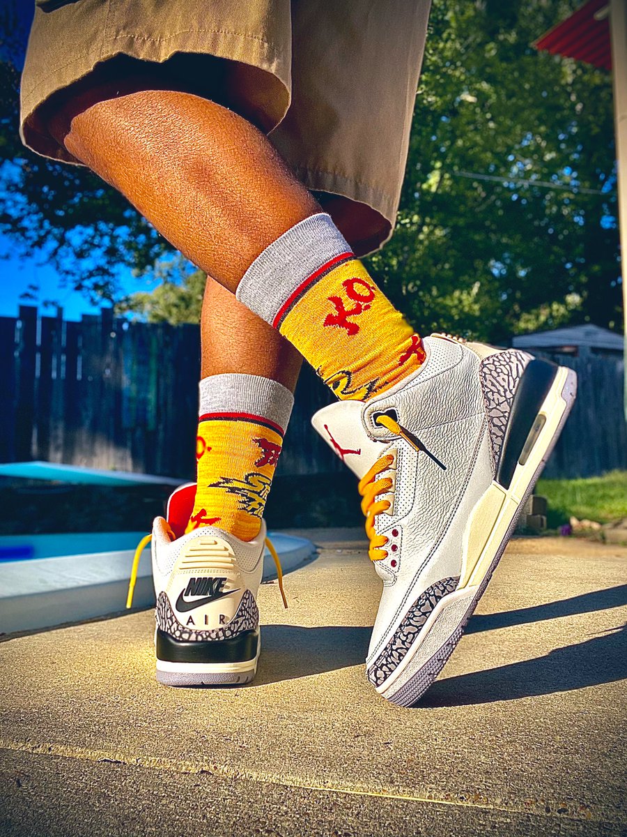 whatugotdoe's tweet photo. Late post but better late than never..got off work, got myself together then it was off to class but not before I shot these for day 2 of @shilohnsam’s #UNDSChallenge
#JMillzChallenge
#TheSneakerAdmirals
#snkrs #snkrskickcheck #snkrsliveheatingup
#FreeRee https://t.co/JrEH9XIqWo