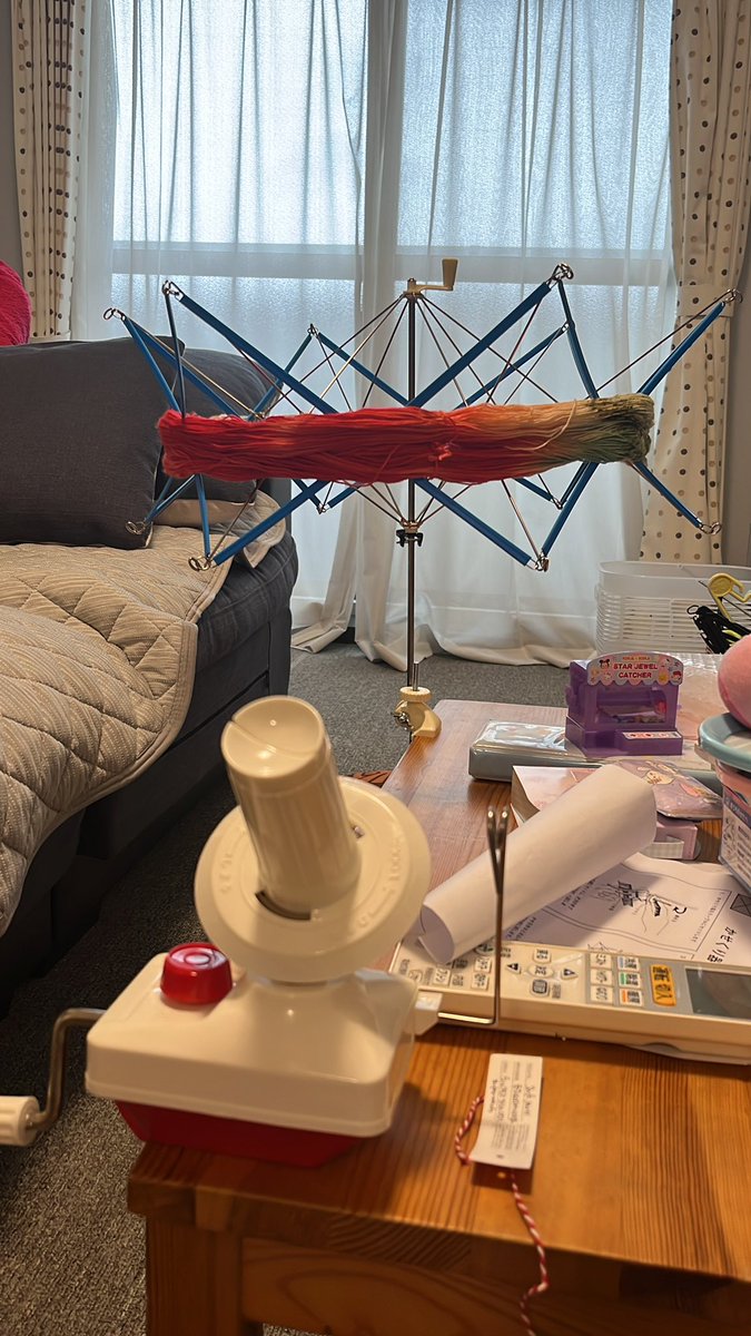 junko_knit's tweet photo. とりあえずかせくり機に糸をかけるとこまでいけた。
セッティングだけで疲れた…まだ玉巻いてない…
お昼ご飯にします！！ https://t.co/wYxR2lgwwW
