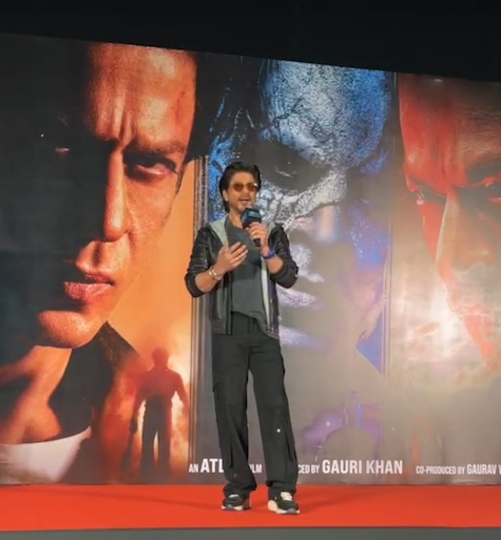 Shahd62336371's tweet photo. Will never see anyone like u with fans,my eyes are filled with tears because want @iamsrk to know me,u are the person who will never hurt me,if u knew I was crying u would hug me,love u🥺❤️
#ShahRukhKhan𓀠 #JawanEvent https://t.co/U9pQBoMixT