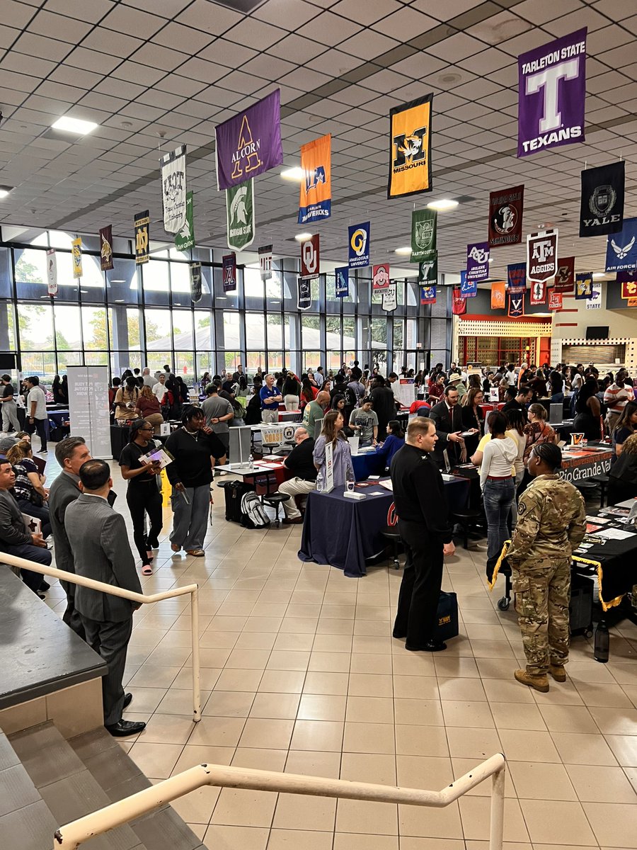 AdrianneSHolmes's tweet photo. Spring ISD’s College Night on 10/02 was packed! @Dekaneywildcat’s were in the house! https://t.co/aXMA5HJaLC
