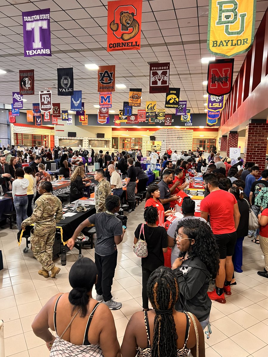 AdrianneSHolmes's tweet photo. Spring ISD’s College Night on 10/02 was packed! @Dekaneywildcat’s were in the house! https://t.co/aXMA5HJaLC