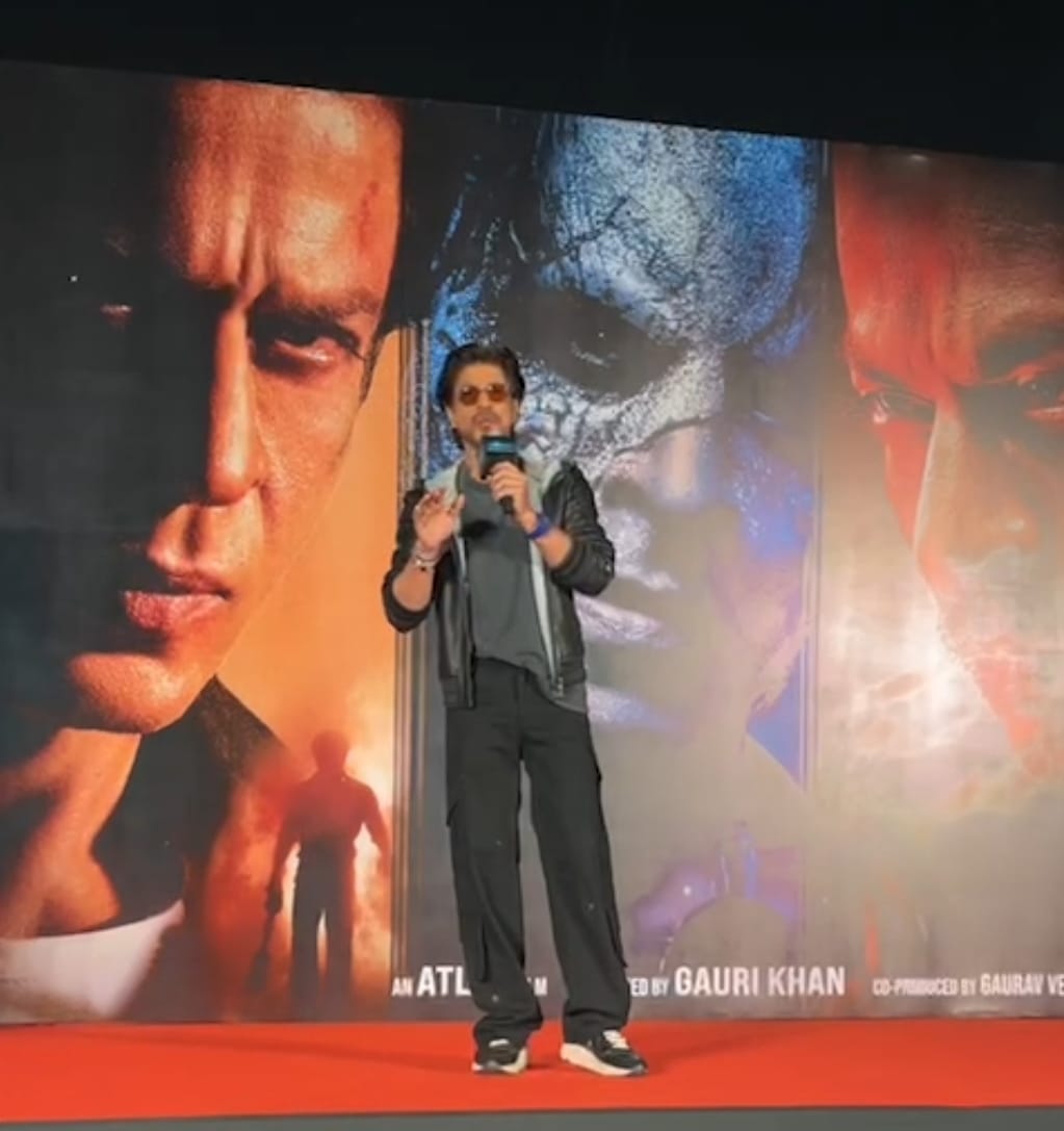 Shahd62336371's tweet photo. Will never see anyone like u with fans,my eyes are filled with tears because want @iamsrk to know me,u are the person who will never hurt me,if u knew I was crying u would hug me,love u🥺❤️
#ShahRukhKhan𓀠 #JawanEvent https://t.co/U9pQBoMixT