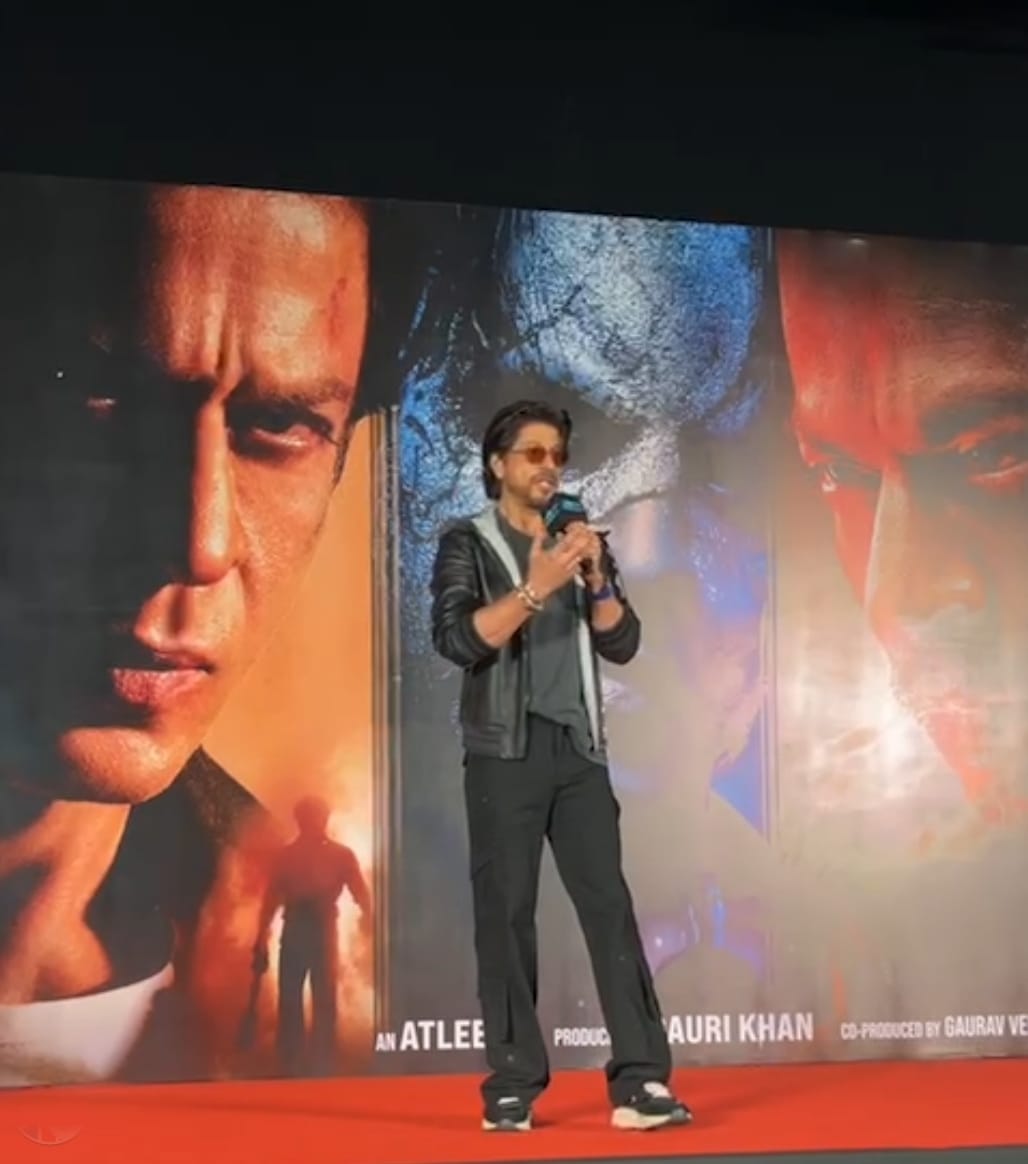 Shahd62336371's tweet photo. Will never see anyone like u with fans,my eyes are filled with tears because want @iamsrk to know me,u are the person who will never hurt me,if u knew I was crying u would hug me,love u🥺❤️
#ShahRukhKhan𓀠 #JawanEvent https://t.co/U9pQBoMixT