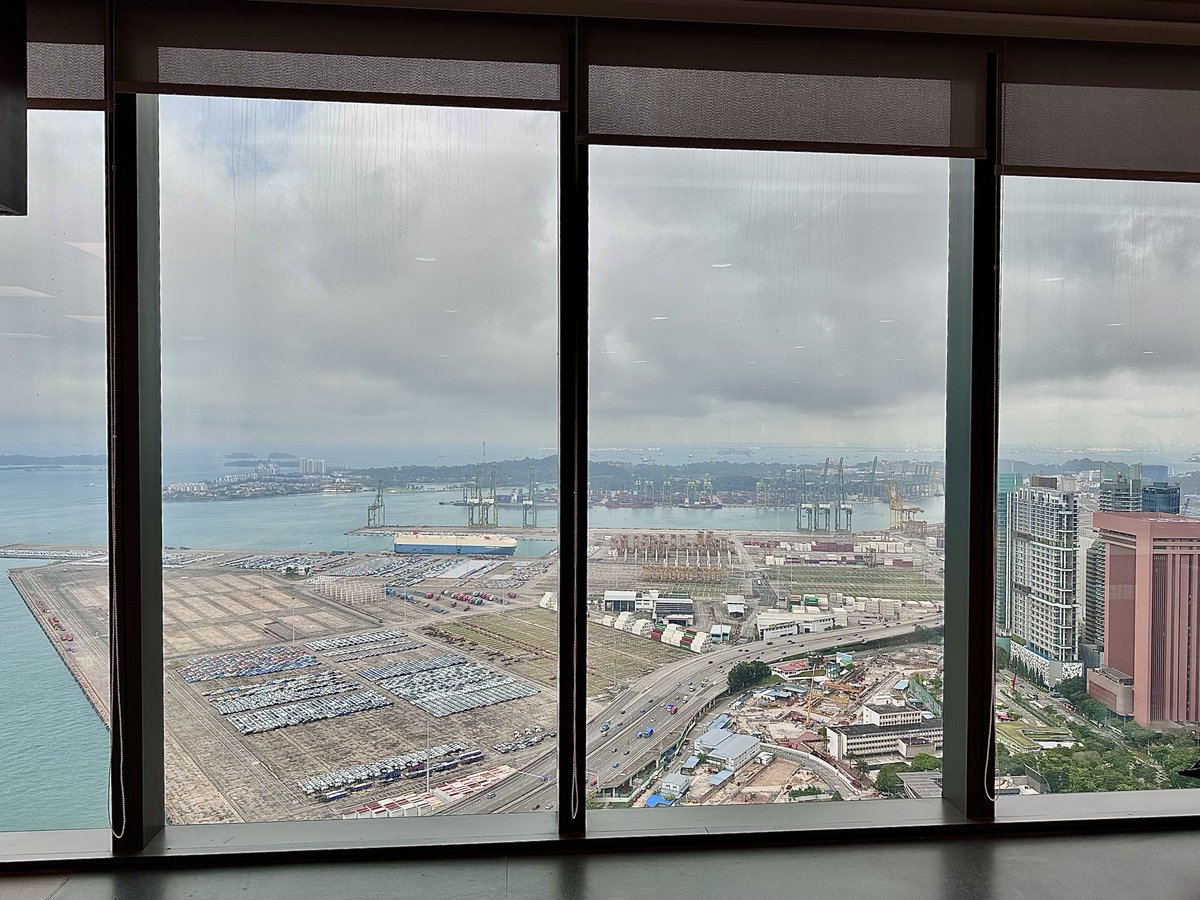 สิงคโปร์เป็นเมืองแห่งการ manifest human intention 💪 

ที่ดินไม่พอ—ถมทะเล
ไข้เลือดออก—ฆ่ายุงหมดเกาะ
อากาศร้อน—ปลูกต้นไม้ใหญ่
ฝนตกชุก—ขุดอุโมงค์ทางเดิน