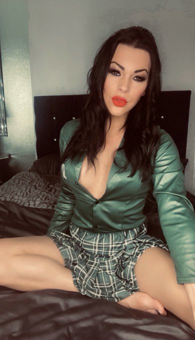 Late nights&hellip;Now I can chill and look at new costume ideas 💃🤩&hearts;️ https://t.co/4RAStDGp0Z 💋 https://t.c