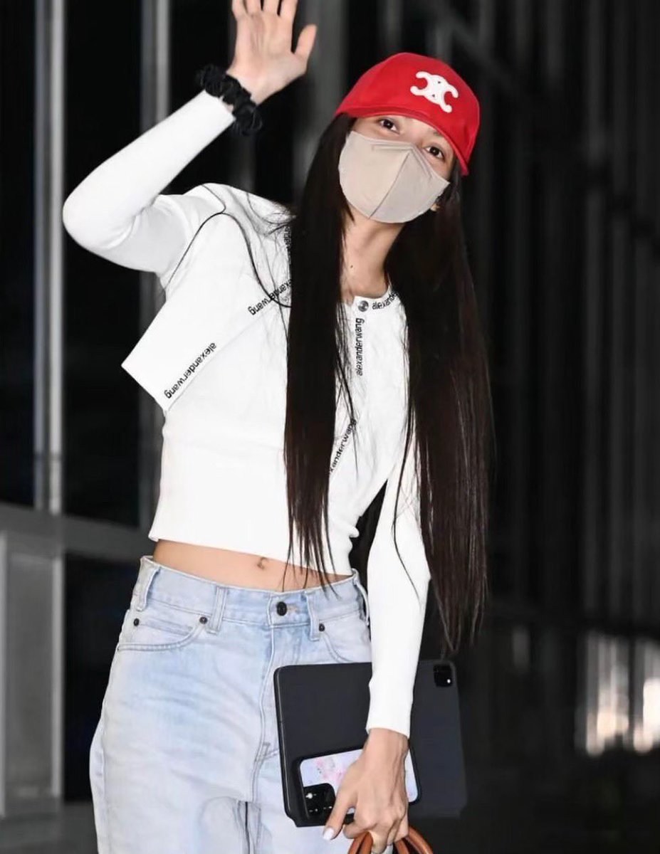 rarune01's tweet photo. 【CELINEオススメアイテム】

BLACKPINK リサ着用🇰🇷
CELINEコーディネート💃📸

#CELINE #BLACKPINK #リサ #LISA #fashion
#ファッション #レディースファッション
#レディースコーデ #スタイリスト https://t.co/FcvlKhdz3w