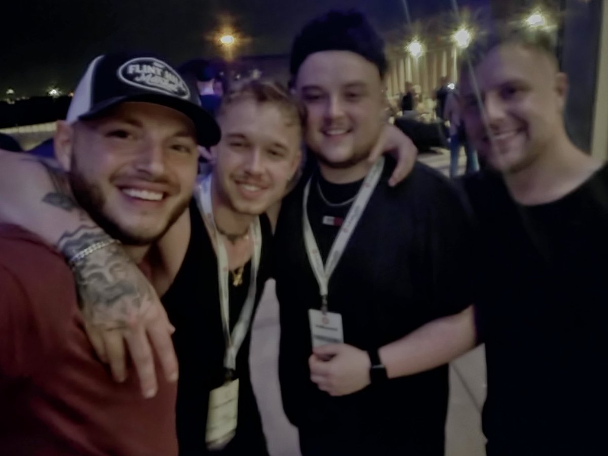 Had to welcome my UK boys to the US here at VidSummit, lotttttttt of views and subs each month for us dudes here, and work hard to make sure it stays that way 🔥🔥