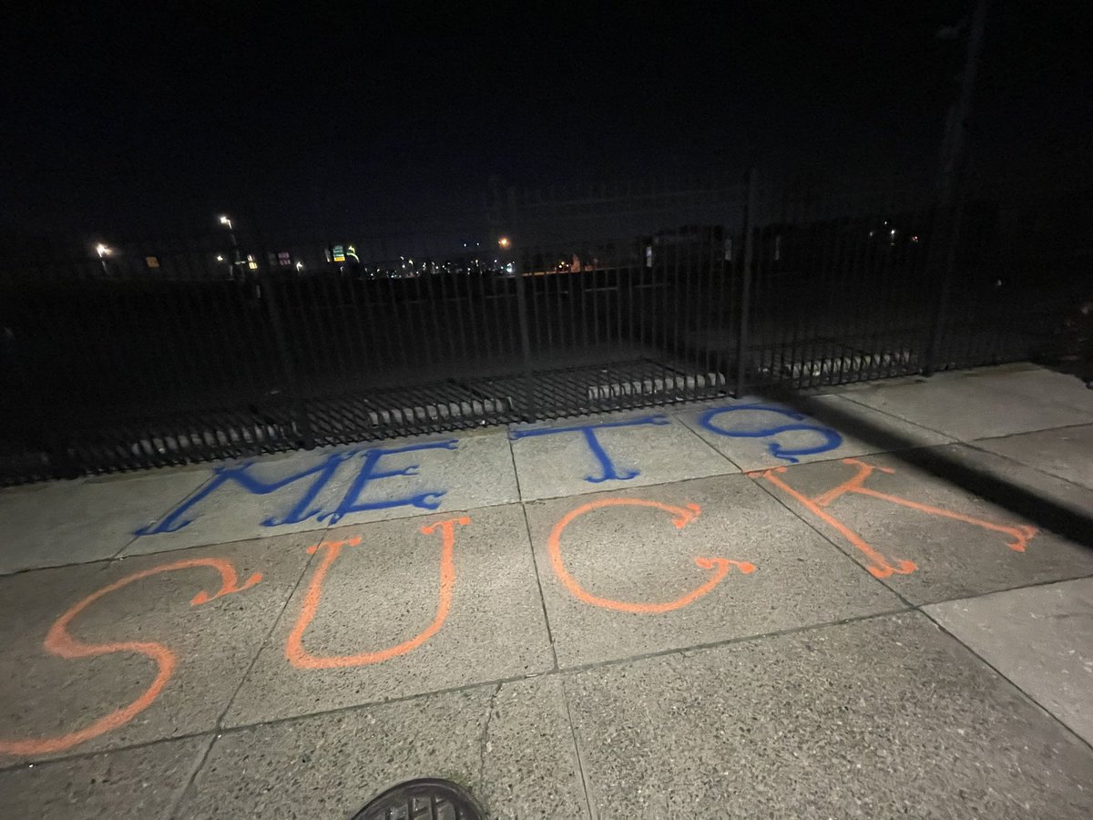 Ashy_fbaby's tweet photo. Spotted on my walk home from the Phillies game #RedOctober #ItsStillFuckTheMets https://t.co/BoTEqDbpEF