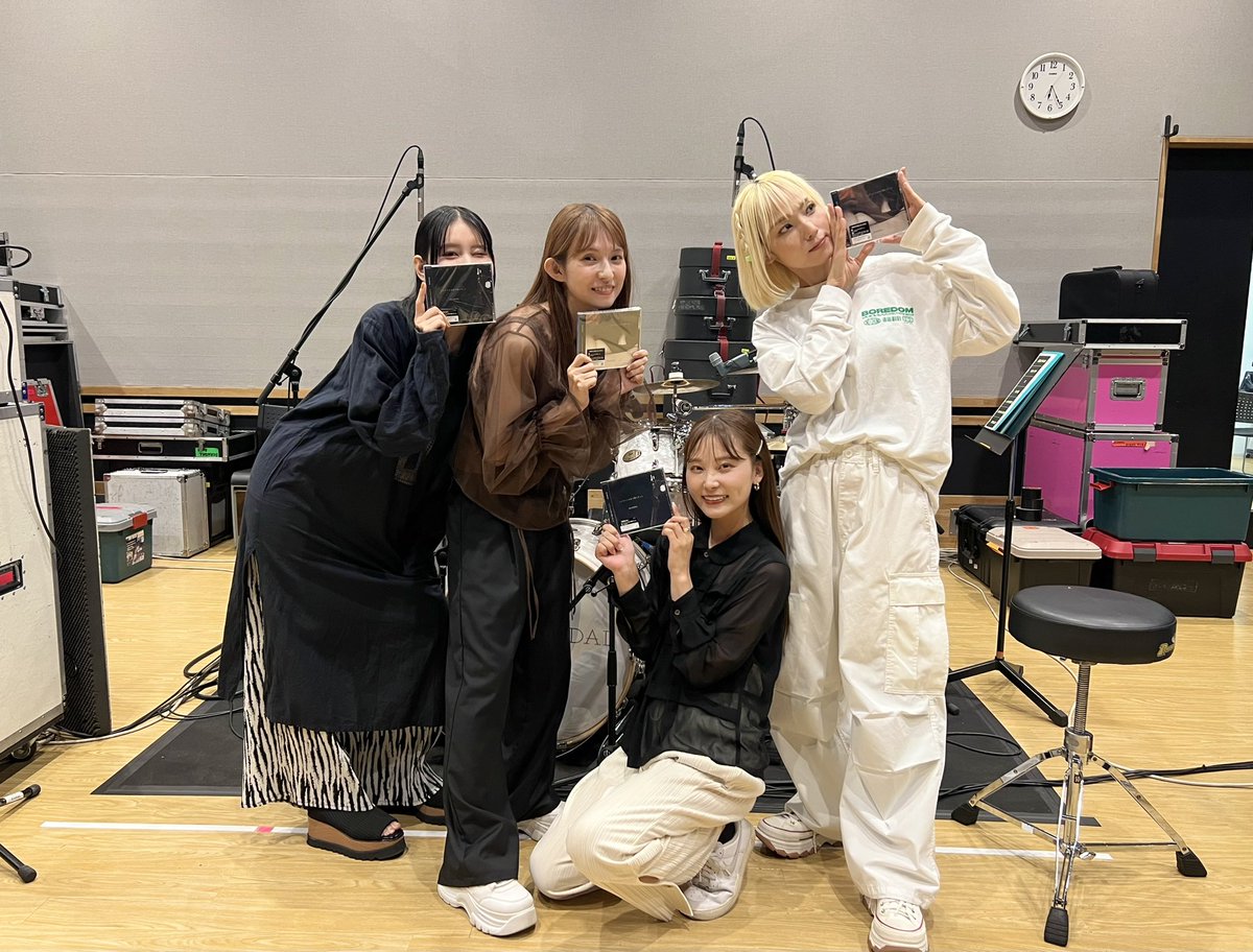 scandal_band's tweet photo. ／
SCANDAL New single
『#ハイライトの中で僕らずっと』
本日リリース日！🎊
＼

みなさんもうゲットしていただけましたか？？
『ハイライトの中で僕らずっと』、『CANDY』
今のSCANDALが���まった最新曲を、たくさん聞いてくださいね！

▽💿
https://t.co/qmQQU8a5BM https://t.co/ZbZfTBAMZo