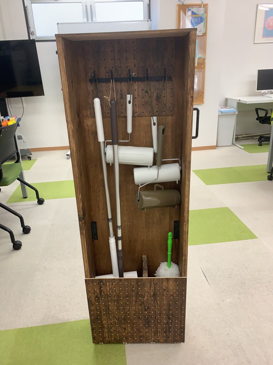 2020FUNs's tweet photo. 事業所内の掃除用具入れ　Part.4

名称シールを貼って物の住所を定める…
取っ手とキャスターを付けて…
すきま収納！
完成！！

#就労移行支援　#淵野辺　#FUNs　#木工　#ＤＩＹ　#すきま収納　#ハンドメイド https://t.co/8QpEDigBZ1