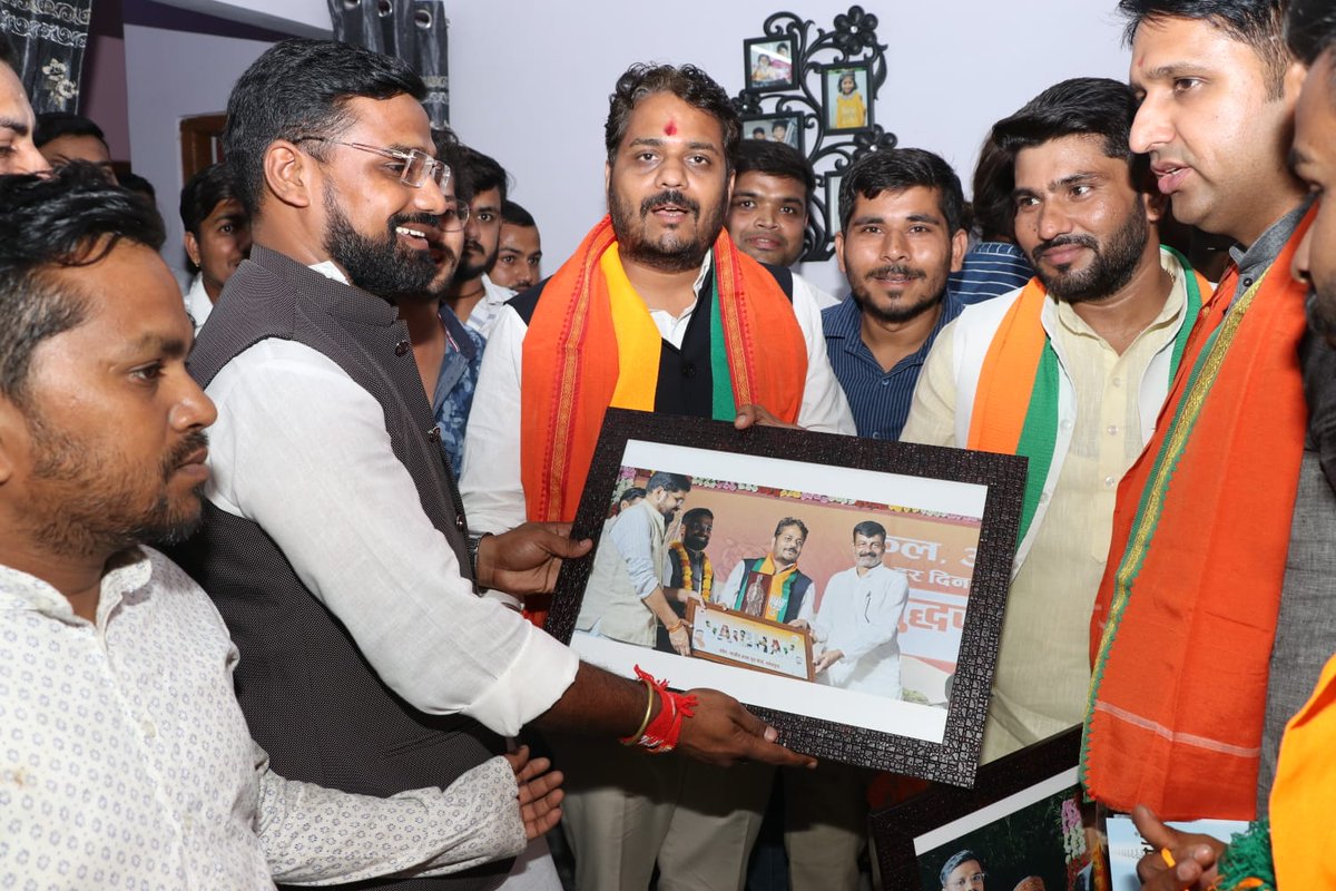 MPBJYM's tweet photo. नर्मदापुरम प्रवास पर पहुंचे भारतीय जनता युवा मोर्चा के राष्ट्रीय अध्यक्ष श्री @Tejasvi_Surya जी , राष्ट्रीय महामंत्री श्री @rohit_chahal जी, प्रदेश अध्यक्ष श्री @vaibhavpawarmp  जी ने नर्मदापुरम मंडल अध्यक्ष सुंदरम अग्रवाल के निवास पर पहुंचकर परिवारजनों , कार्यकर्ताओं से भेंट की https://t.co/eg4qOur5cQ