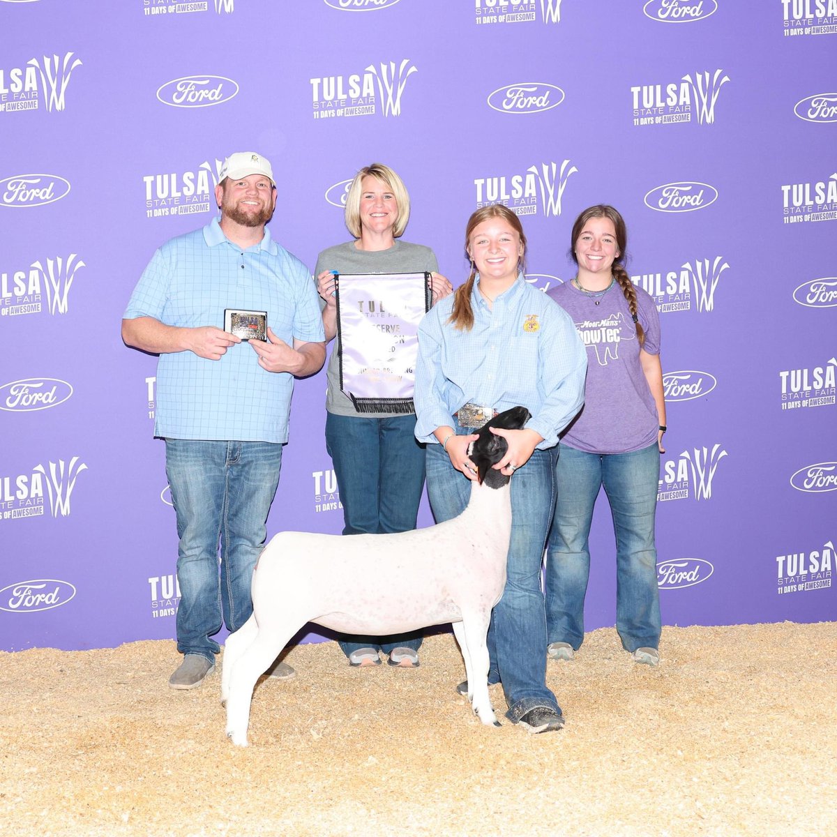 CentralHighFFA1's tweet photo. Tyller Mitchell had the Reserve Breed Champion Haired Ewe at the Tulsa State Fair https://t.co/PMwBY3QyK1