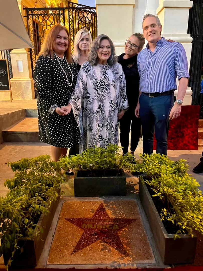 soledadbravo531's tweet photo. Este jueves 28 de septiembre fue develada una estrella en mi honor en el Paseo de las Estrellas del teatro Baralt de Maracaibo. Muchas gracias pr este hermoso reconocimiento ami carrera. https://t.co/moC2LzT9Cx