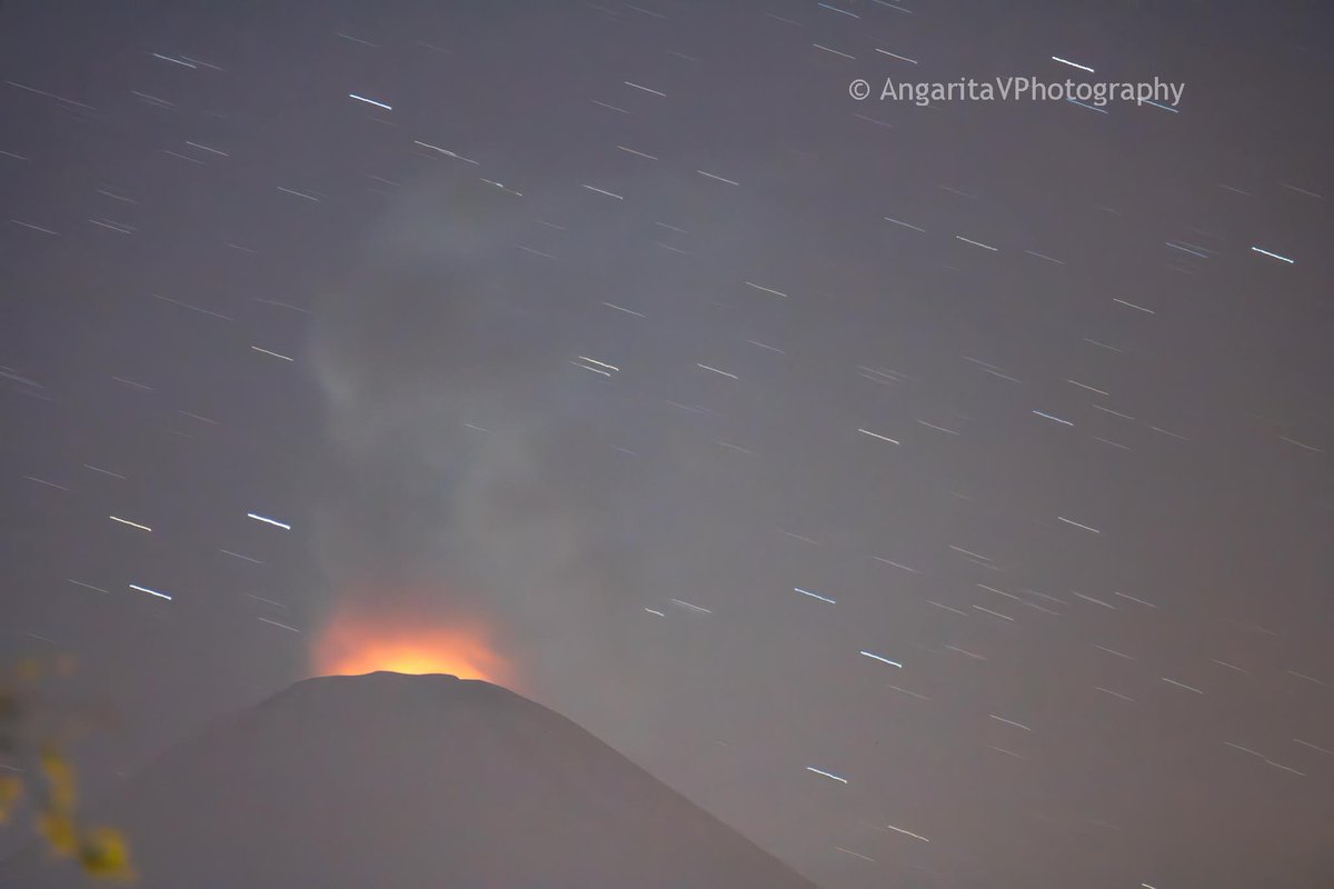 AngaritaV's tweet photo. Volcán Villarrica esta noche desde Coñaripe https://t.co/bsPojqNrCV