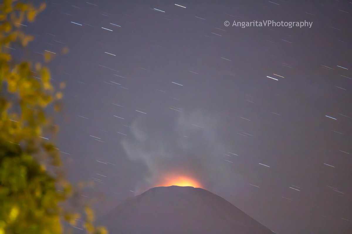 AngaritaV's tweet photo. Volcán Villarrica esta noche desde Coñaripe https://t.co/bsPojqNrCV