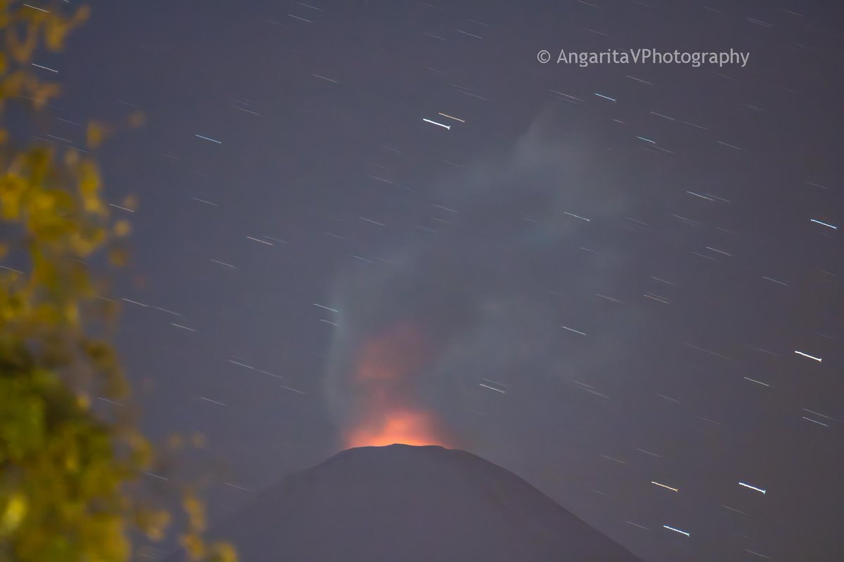 AngaritaV's tweet photo. Volcán Villarrica esta noche desde Coñaripe https://t.co/bsPojqNrCV