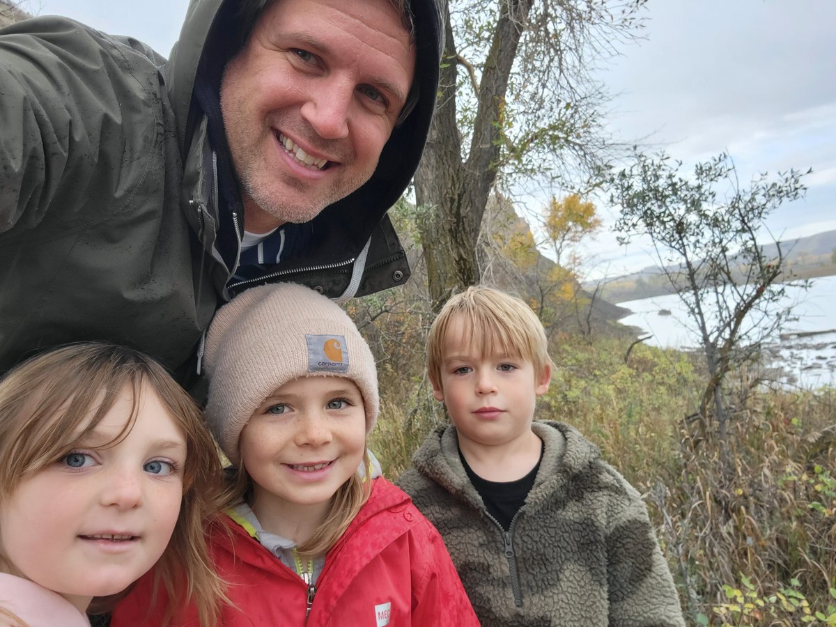 Sunnyside_rocks's tweet photo. Despite the rain and the lack of bathrooms, we had a great (short) trip down to Pavan Park today! It is the first of many for the grade 1/2s, and a fabulous way for students to learn, grow, and explore! #sunnysiderocks https://t.co/hvlR1F7BS3