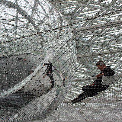 vuvivi_de's tweet photo. Until 07 January 2024!
"in orbit" is the name of the walk-in room installation by Tomás Saraceno at the Kunstsammlung NRW K21 in Düsseldorf. It is stretched at a height of around 30 meters under the roof. So cool. #germanywithkids #visitnrw #artlovers https://t.co/3Aqq9FEUz9