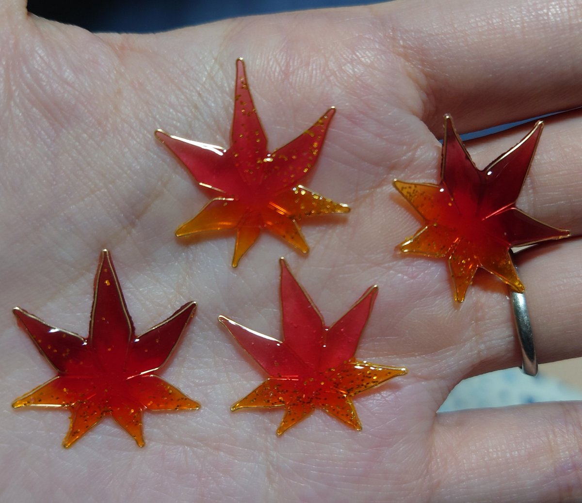 y01_443's tweet photo. @883991M この中に色付けたUVレジン流して固めるのよ！🍁
それをパーツにしてアクセサリー作ったりとか！ https://t.co/dEL8IT02qa
