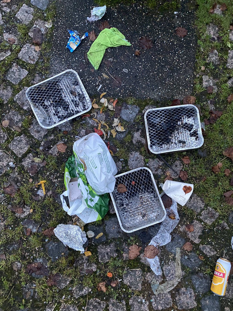 Eww. #litterlouts #bandisposablebbqs